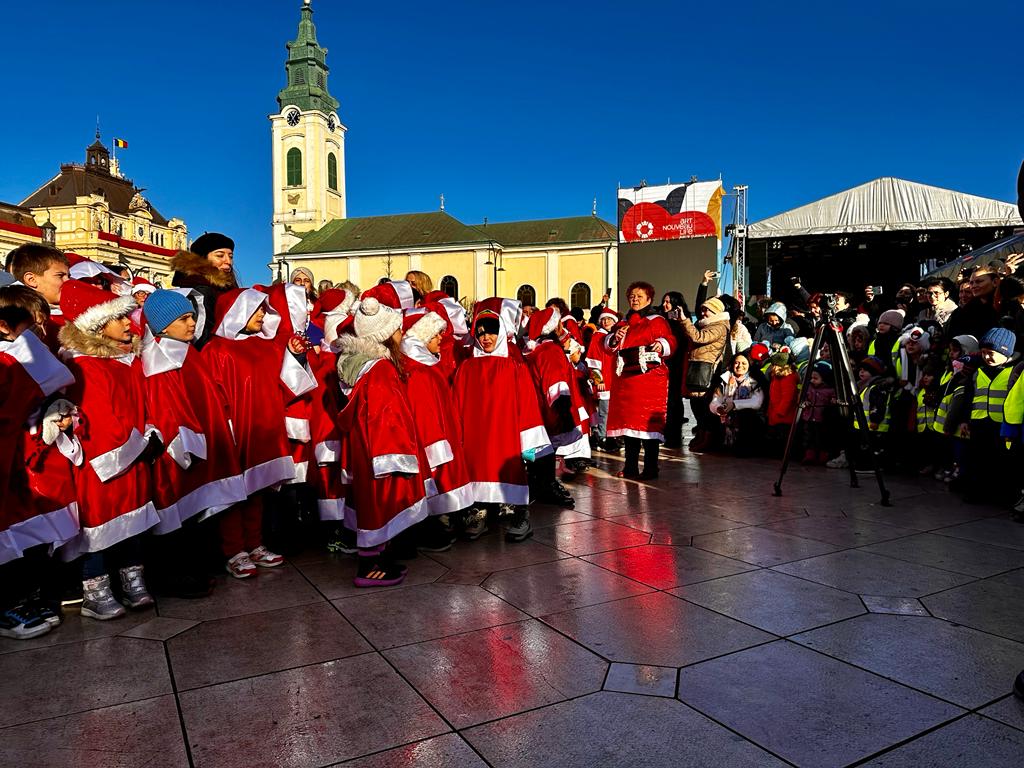 FOTO: 380 de copii au colindat în Piața Unirii, îmbrăcați în costume de Crăciun, 22.12.2023