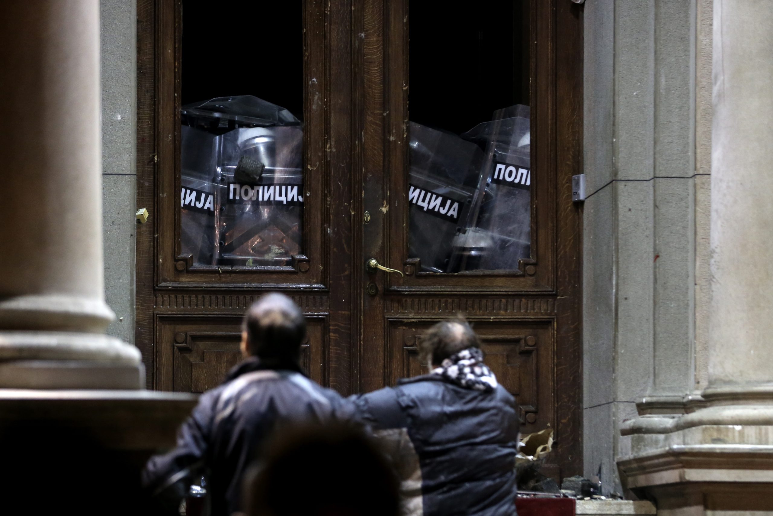 FOTO: Alegeri în Serbia: Protestatari care contestă rezultatele s-au ciocnit cu poliţişti în faţa primăriei din Belgrad, 25.12.2023