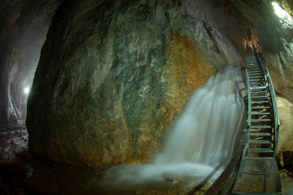 Cascada spectaculoasă în Peștera Poarta lui Ionele Foto: Adrian Lazea