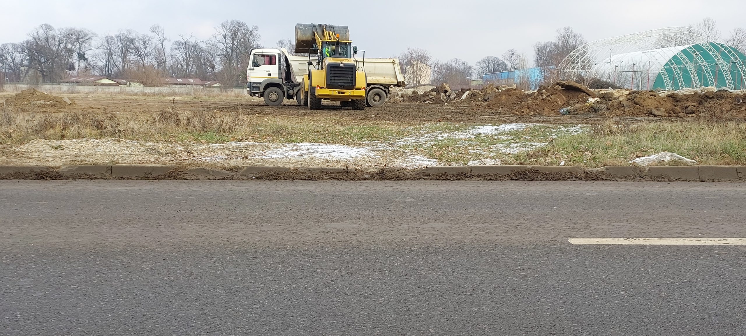 FOTO: Leko transporta molozul depozitat in spatele Liceului cu Program Sportiv 15.01.2024