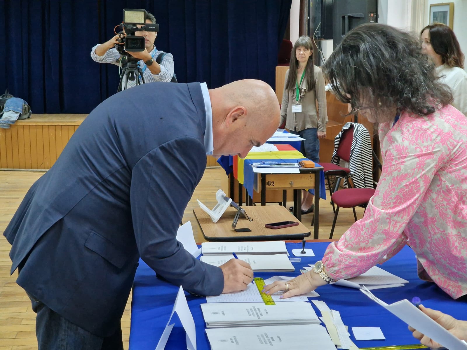 Foto: Ilie Bolojan a votat la Colegiul Național „Emanuil Gojdu” 09.06.2024