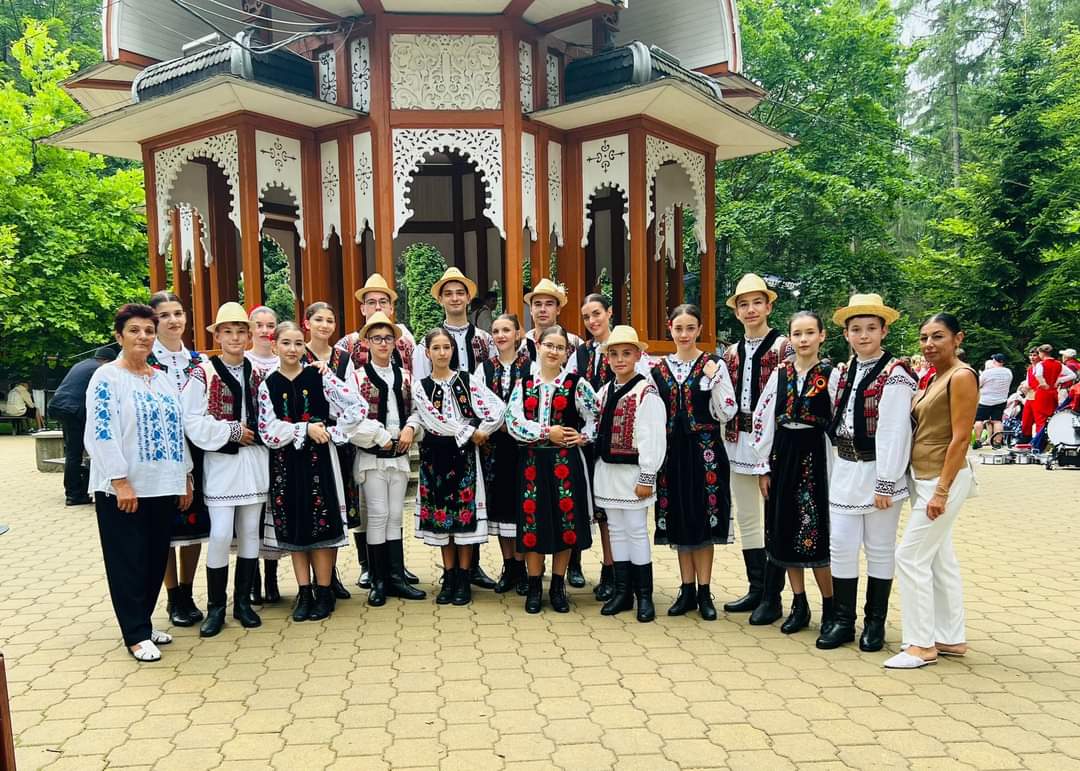 foto: Trofeul Festivalului Internațional de Folclor de la Vatra Dornei a fost câștigat de „Florile Bihorului”