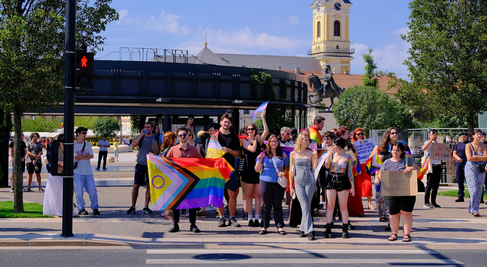 foto: Protest al membrilor LGBTQIA+ în fața Primăriei Oradea, 10.08.2024