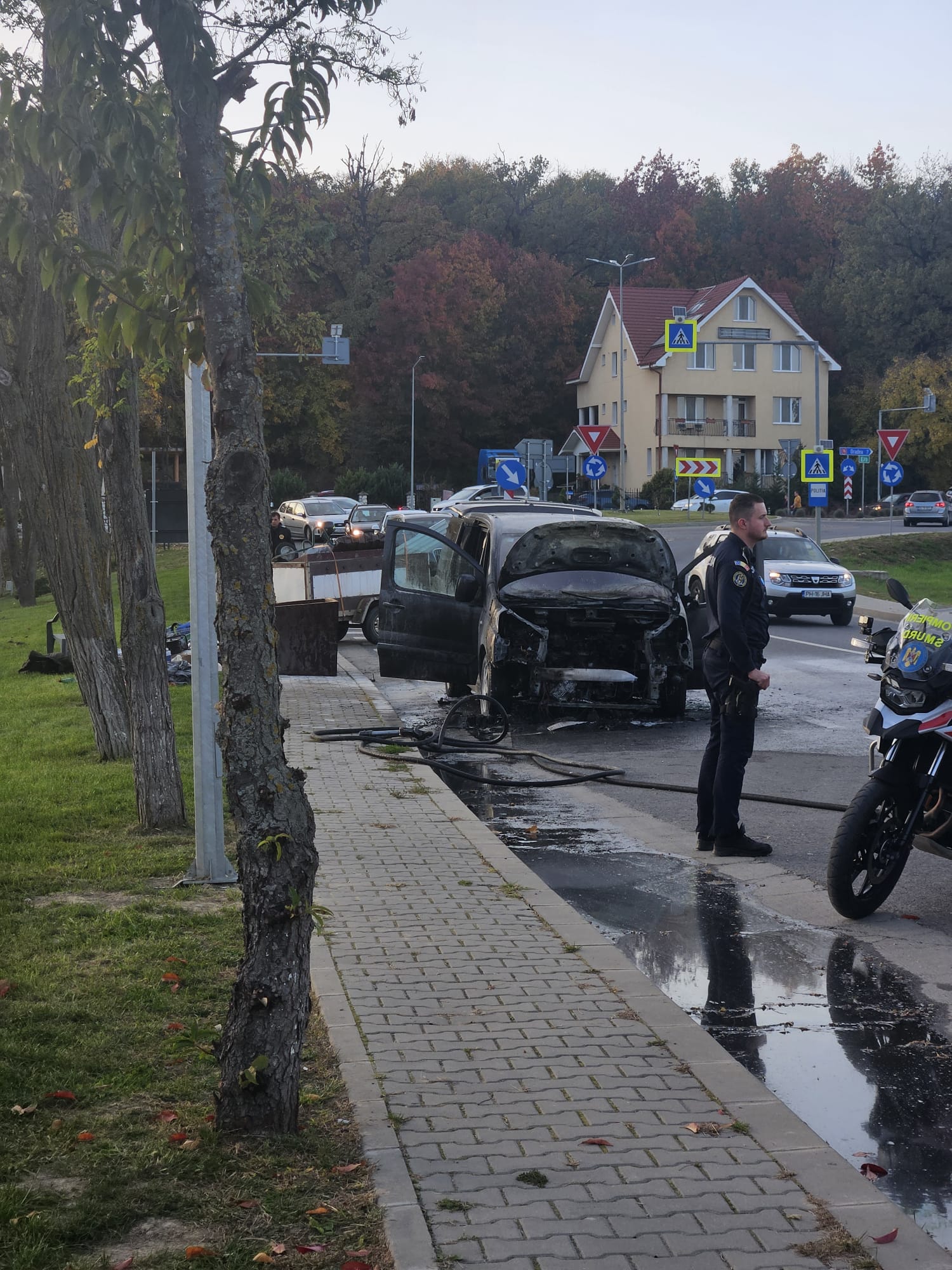 foto: O mașină a luat foc în mers la intrare în Băile Felix, 27.10.2024