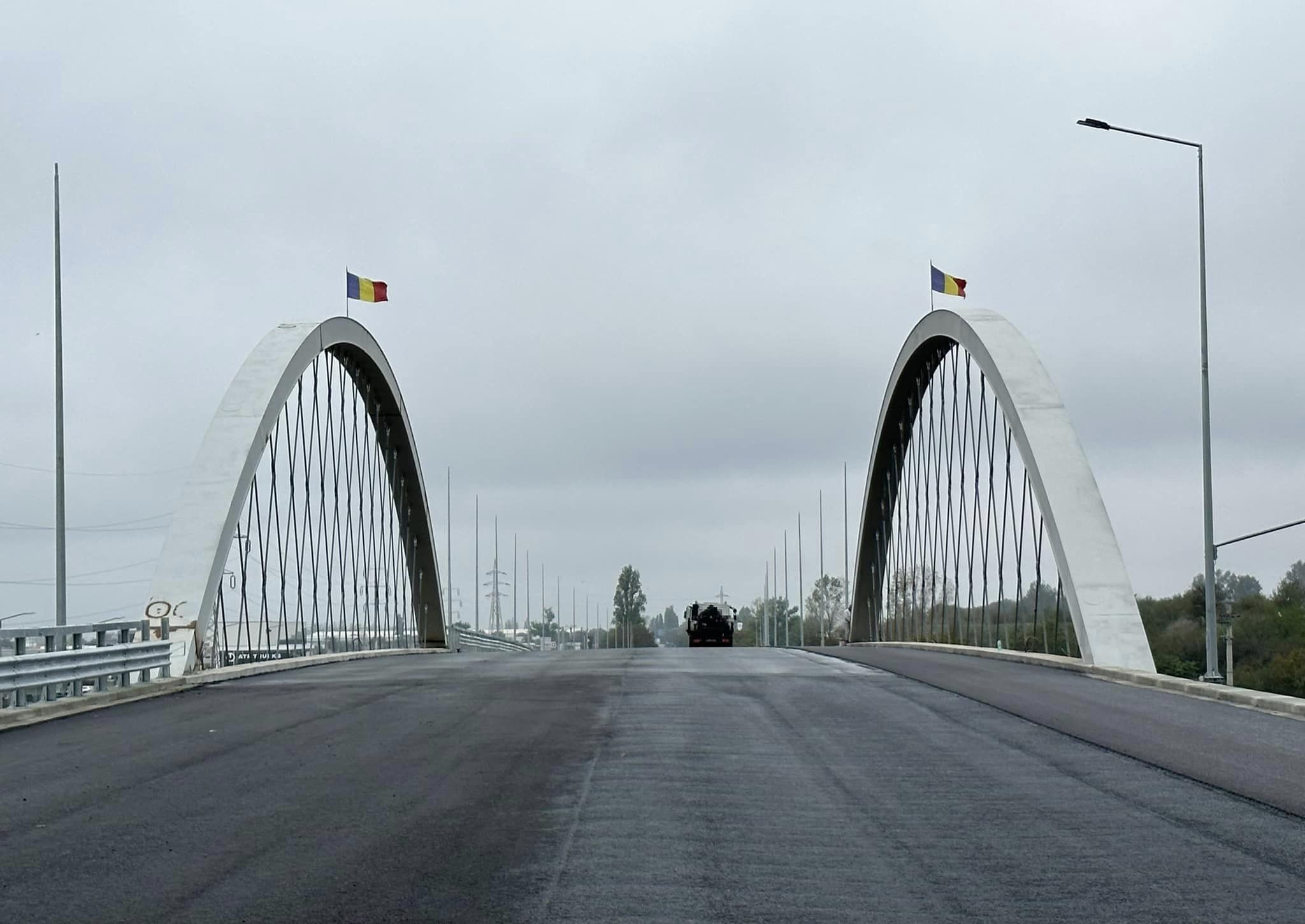 foto: Se toarnă ultimul strat de asfalt pe pasajul de pe Calea Borșului, 05.10.2024