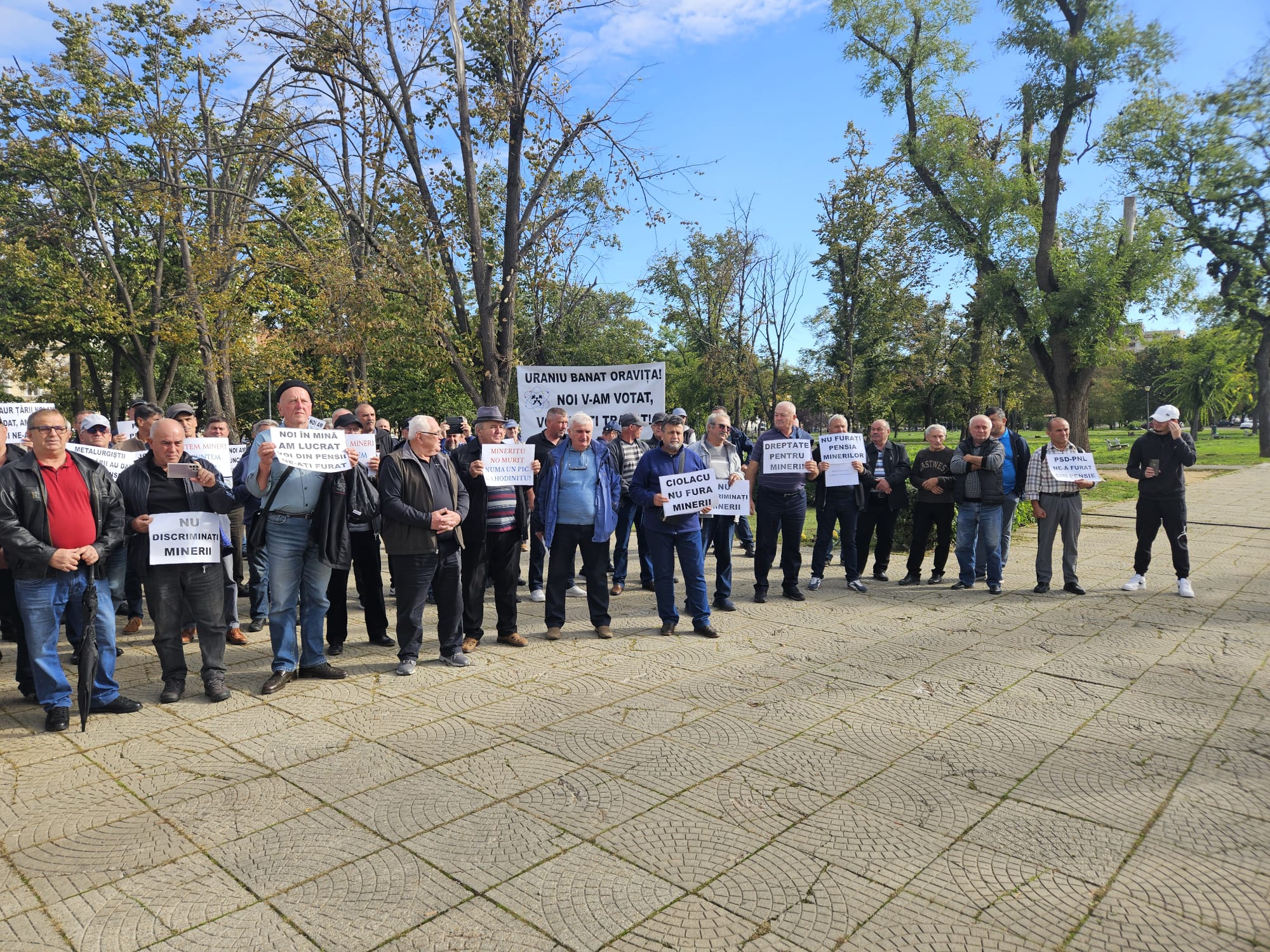 foto: Minerii de la Mina Băița protestează la Oradea din cauza legii pensiilor, 10.10.2024