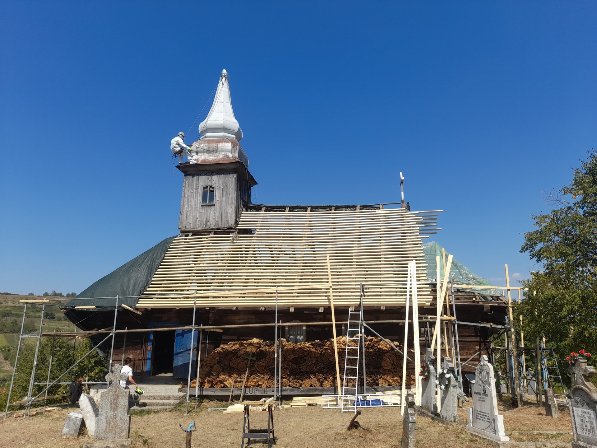 FOTO: Reabilitare Biserica de Lemn Hinchiriș 22.10.2024