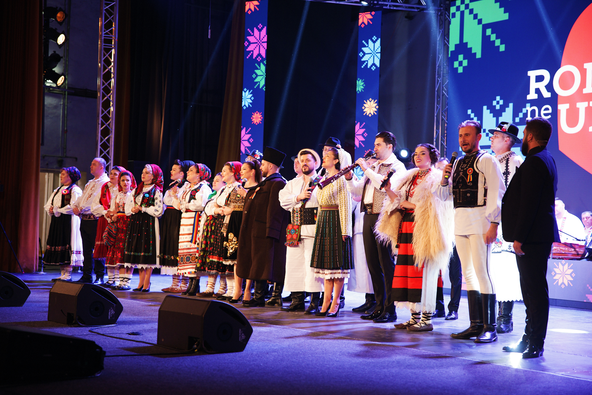 Spectacolul folcloric „România ne uneşte”. Foto: CCJB