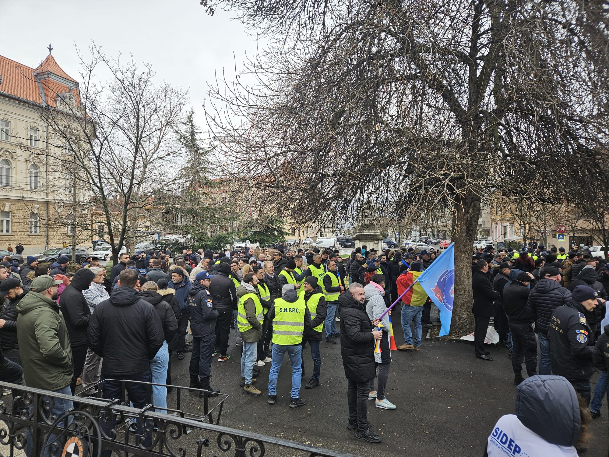 foto: Peste 250 de polițiști bihoreni protestează în Oradea împotriva reducerilor salariale, 10.01.2025